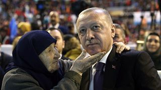 الرئيس التركي رجب طيب أردوغان مع أحد مؤيدي حزب العدالة والتنمية الحاكم  في سانليورفا، تركيا