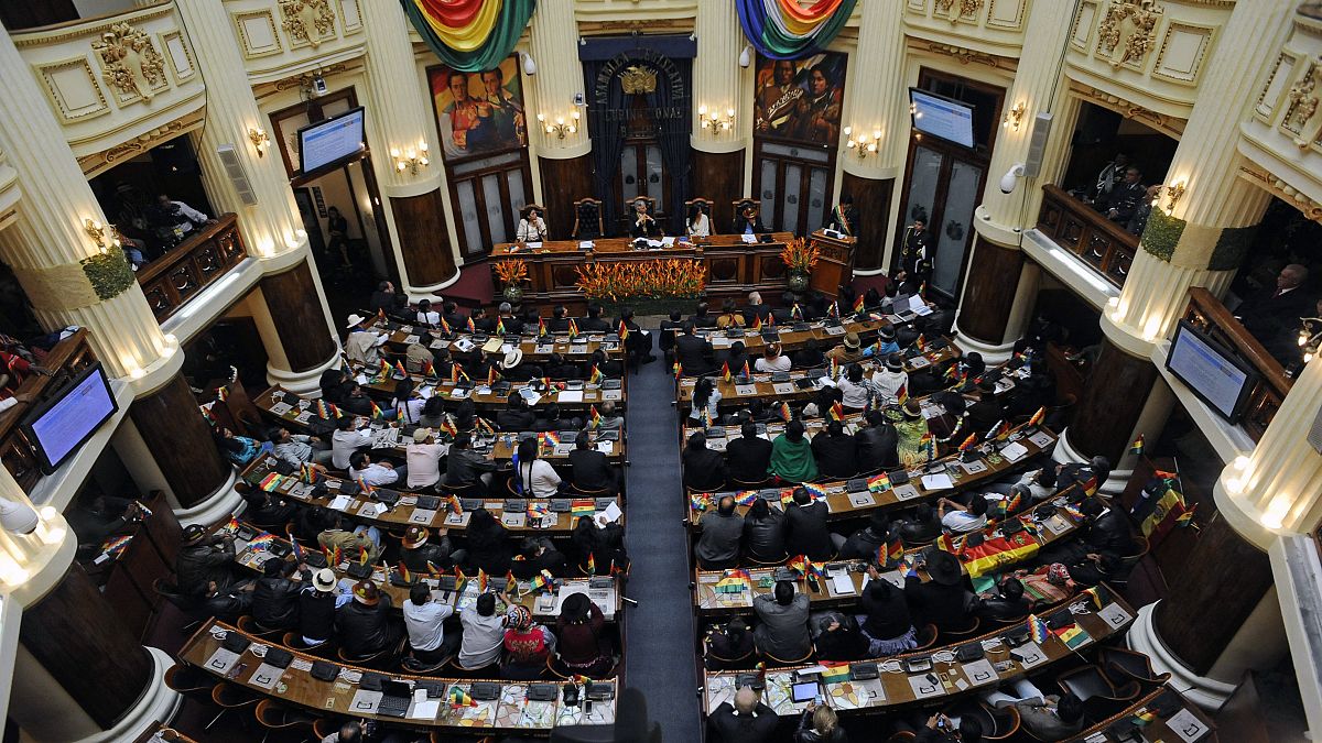 أعضاء مجلس الشيوخ والنواب خلال جلسة شرف للجمعية التشريعية خلال الذكرى الثالثة لدولة بوليفيا المتعددة القوميات في لاباز، في 22 يناير 2013. 