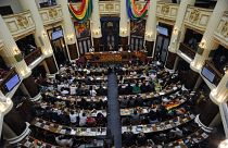 أعضاء مجلس الشيوخ والنواب خلال جلسة شرف للجمعية التشريعية خلال الذكرى الثالثة لدولة بوليفيا المتعددة القوميات في لاباز، في 22 يناير 2013. 