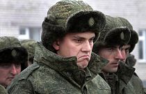 Reclutas en una oficina de reclutamiento militar en Grozny, capital provincial de Chechenia, Rusia, lunes 17 de noviembre de 2014
