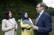 يسرى الغنوشي وكوثر فرجاني، ابنتا معتقلين سياسيين تونسيين بارزين، مع محاميهما المحامي البريطاني رودني ديكسون، في نيروبي، الثلاثاء 23 مايو 2023. 