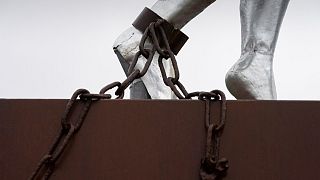 تمثال للعبودية للفنان أليكس دا سيلفا في روتردام، هولندا. 