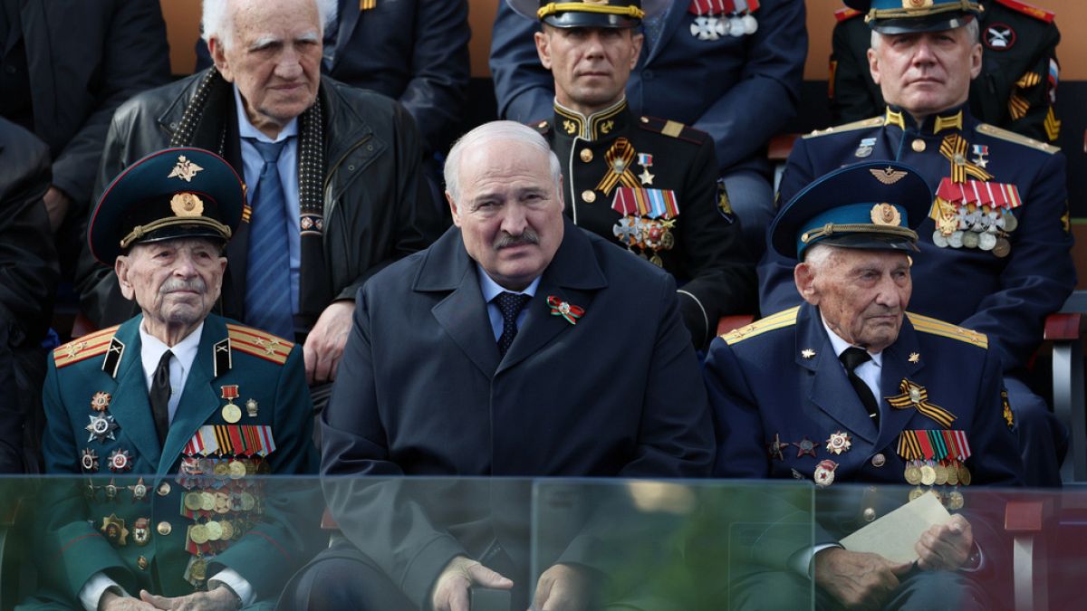 Lukasenka a katonaság vezetőivel