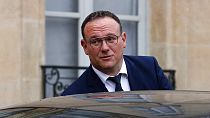 وزير التضامن الفرنسي داميان أباد يغادر قصر الإليزيه بعد أول اجتماع وزاري منذ إعادة انتخاب الرئيس الفرنسي إيمانويل ماكرون، في باريس، الاثنين 23 مايو / أيار 2022