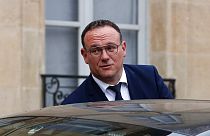 وزير التضامن الفرنسي داميان أباد يغادر قصر الإليزيه بعد أول اجتماع وزاري منذ إعادة انتخاب الرئيس الفرنسي إيمانويل ماكرون، في باريس، الاثنين 23 مايو / أيار 2022