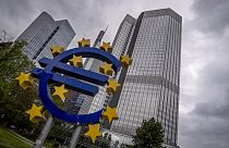  مجسم لليورو أمام المقر السابق للبنك المركزي الأوروبي (ECB) في فرانكفورت، ألمانيا، الثلاثاء 23 مايو 2023.