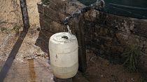 برميل مملوء بالماء من خزان في تجمع سكني عشوائي في هامانسكرال - جنوب إفريقيا. 2023/05/23