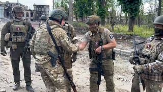 A Wagner főnöke kezet ráz katonáival az elfoglalt kelet-ukrajnai Bahmutban