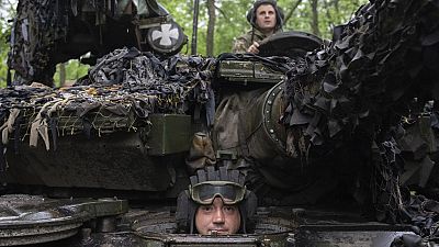 Des soldats ukraniens dans un tank, près de Bakhmout, le 23 mai 2023
