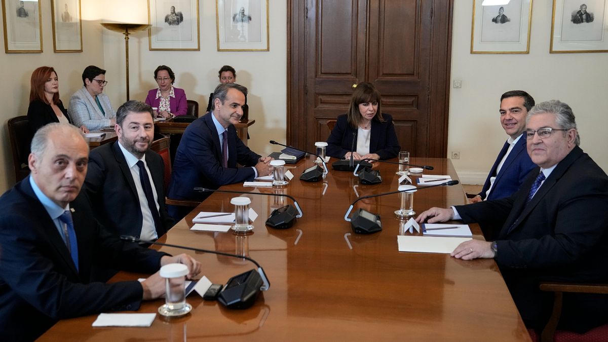 Les chefs des principaux partis grecs autour de la présidente grecque Katerina Sakellaropoúlou, à Athènes, le 24 mai 2023.