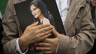 Πορτρέτο της Μαχσά Αμινί σε διαδήλωση υπέρ των δικαιωμάτων των γυναικών στο Ιράν