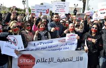 صحفيون يتظاهرون عند توقيف مدير راديو موزاييك نور الدين بوطار 