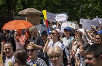 Profesores en huelga marchan en Bucarest, Rumanía, el jueves 25 de mayo de 2023.