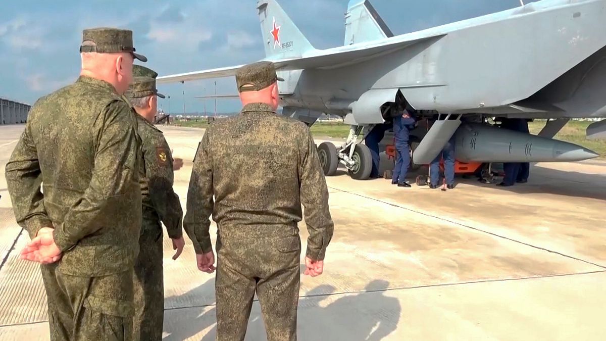 وزیر دفاع روسیه و فرماندهان روسی در حال نگاه کردن به جنگنده حامل موشک مافوق صوت کینژال به تاریخ ۱۵ فوریه ۲۰۲۲