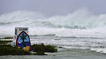 الأمواج خلال إعصار ماوار على ساحل إيبان في تالوفوفو، غوام