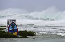 الأمواج خلال إعصار ماوار على ساحل إيبان في تالوفوفو، غوام