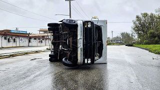 شاحنة مقلوبة بسبب إعصار ماوار شمال جزيرة غوام الأمريكية. 