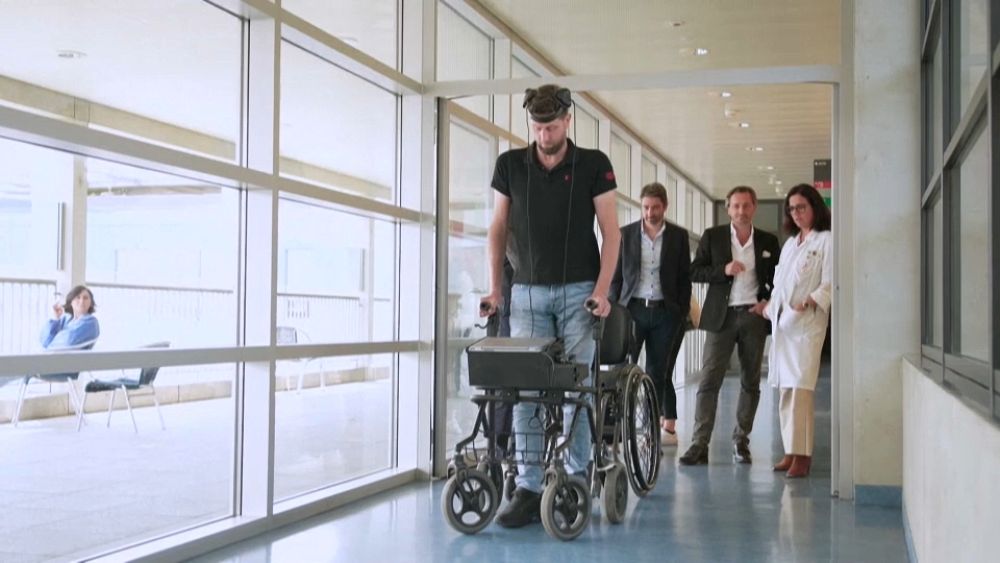 Un uomo torna a camminare grazie a un impianto cerebrale
