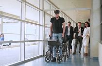 Un proyecto neuroquirúrgico permite volver a caminar a un hombre con parálisis. Lausana, Suiza.