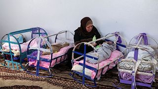 زن سوری در مرکز نگهداری از کودکان بی سرپرست در ادلب، ۳۰ آوریل ۲۰۲۳
