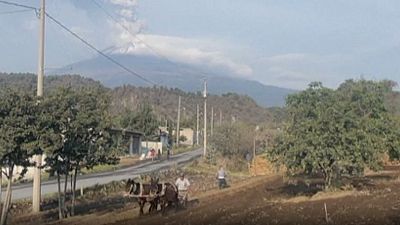 Mexicanos tentam manter as atividades do dia apesar da ameaça do vulcão