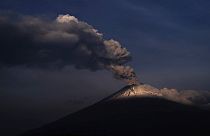 Una nube de humo y ceniza asciende desde el volcán Popocatepetl, México (24/05/2023)