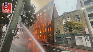 مبنى من سبعة طوابق يحترق في سيدني 