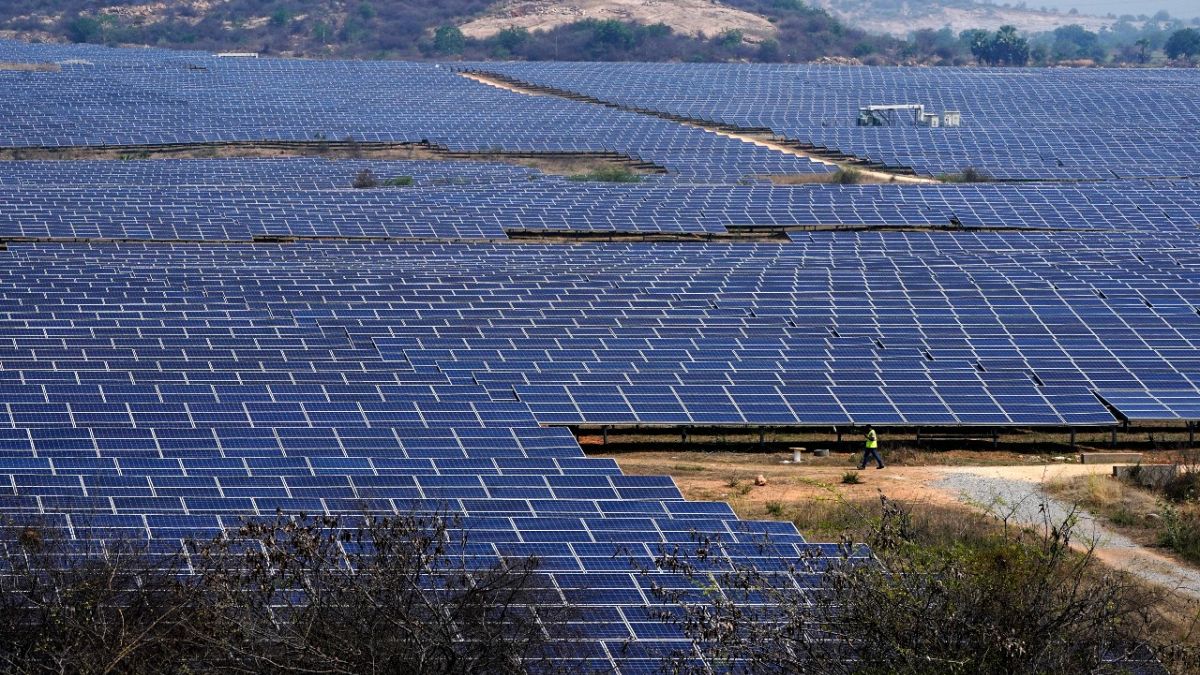 محطة للطاقة الشمسية في ولاية تيلانجانا جنوب الهند.