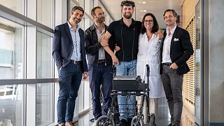 بیمار فلج نخاعی با فناوری جدید در سوئیس