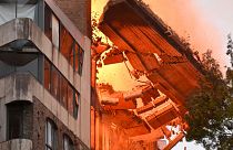 الحريق يؤدي إلى انهيار البناية 
