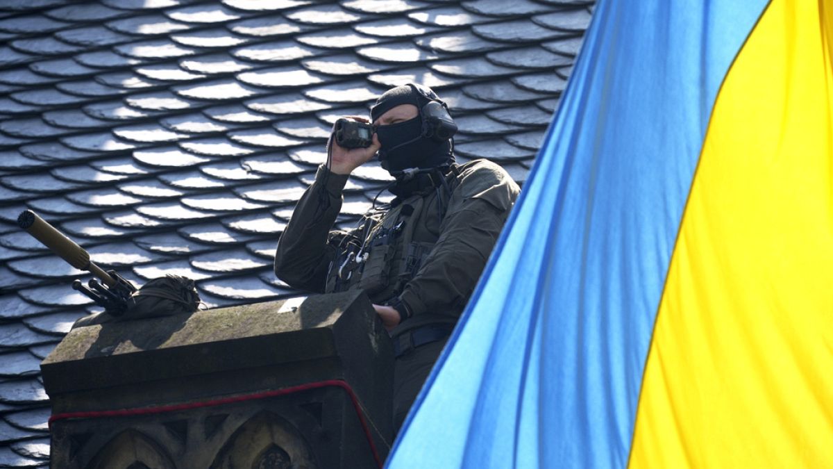 Mesterlövész az ukrán zászló mellett Aachenben 