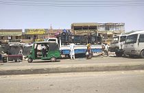 أشخاص ينقلون أغراضهم على متن شاحنة في الخرطوم. 2023/05/23