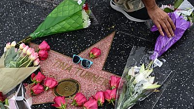 Une personne dépose des fleurs sur l'étoile Hollywood Walk of Fame de la chanteuse américano-suisse Tina Turner, à Hollywood, en Californie, le 24 mai 2023.