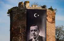 صورة أردوغان معلقة على حائط برج تاريخي في اسطنبول. 2023/04/22 وصور فيديو لمدينة أنطاكيا بعد الزلزال