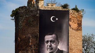 صورة أردوغان معلقة على حائط برج تاريخي في اسطنبول. 2023/04/22 وصور فيديو لمدينة أنطاكيا بعد الزلزال