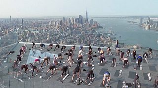 Des New Yorkais pratiquent le yoga à haute altitude.