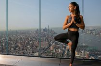 Eine Frau praktiziert Yoga auf der Aussichtplattform eines Wolkenkratzers in New York