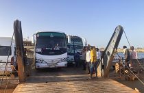 حافلات تنقل سودانيين فارين من المعارك باتجاه مدينة أبو سنبل المصرية. 2023/05/07
