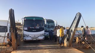 حافلات تنقل سودانيين فارين من المعارك باتجاه مدينة أبو سنبل المصرية. 2023/05/07