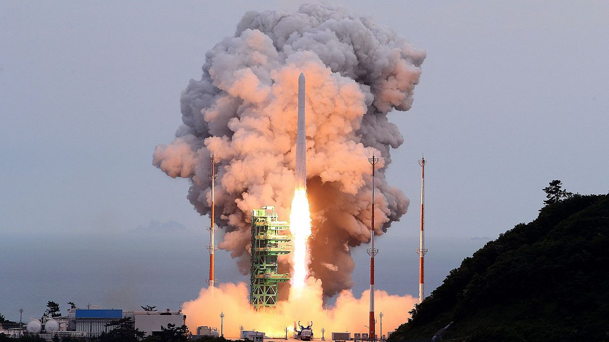 انطلق الصاروخ الكوري "نوري" محمّلا بقمر اصطناعي من موقع جوهونغ