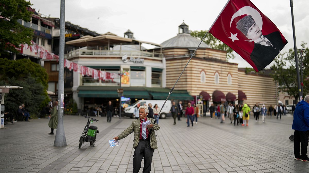 أحد مناصري المرشح الرئاسي لحزب الشعب الجمهوري كمال كيليتشدار أوغلو يوزع مطويلا انتخابية في اسطنبول، تركيا. 2023/05/23