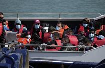 مهاجرون على متن قارب يصلون إلى المملكة المتحدة، أرشيف