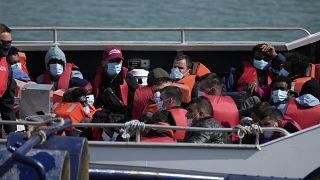 مهاجرون على متن قارب يصلون إلى المملكة المتحدة، أرشيف