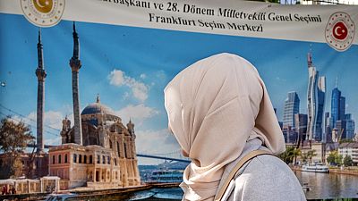 Una electora turca acude a votar en Frankfurt, Alemania