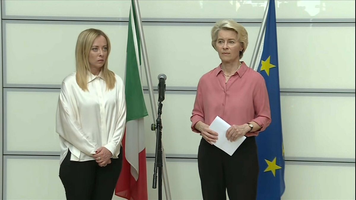 Giogia Meloni olasz miniszterelnök (balra) és Ursula von der Leyen, az Európai Bizottság elnöke