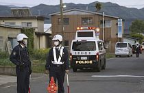 Ιάπωνες αστυνομικοί στο σημείο όπου έχει οχυρωθεί ένοπλος στο Ναγκάνο