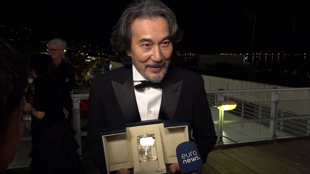 Кодзи Якусё с наградой Каннского кинофестиваля