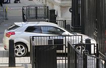 A Downing Street kerítésének ütközött autó