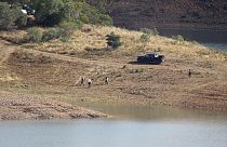 полицейские исследуют грунт плотины Араде