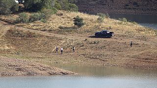 полицейские исследуют грунт плотины Араде